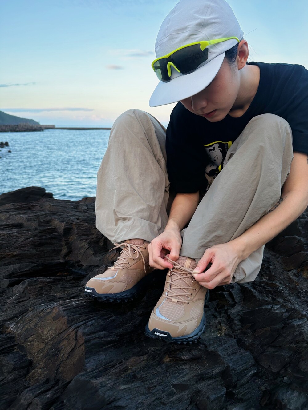 ブラック系のトップス、ベージュ系のパンツ、ブラウン系のシューズを着用したレディースの冬コーディネートの5枚目の写真