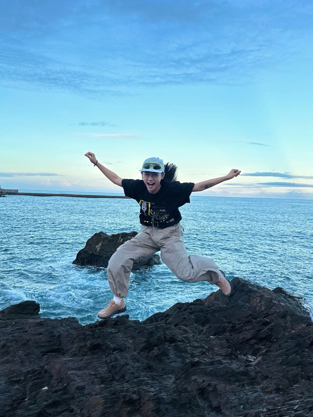 ブラック系のトップス、ベージュ系のパンツ、ブラウン系のシューズを着用したレディースの冬コーディネートの4枚目の写真