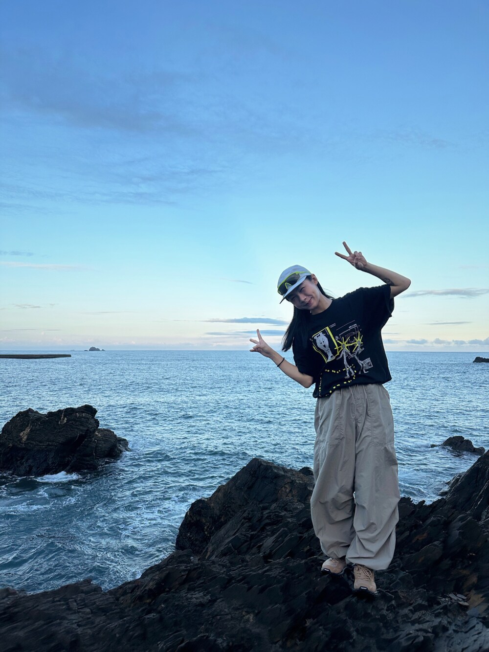 ブラック系のトップス、ベージュ系のパンツ、ブラウン系のシューズを着用したレディースの冬コーディネートの2枚目の写真