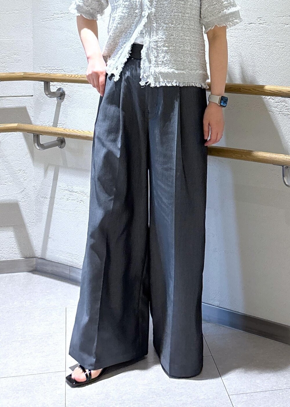 ブラック系のサンダル、ブラック系のショルダーバッグ、ホワイト系のTシャツ/カットソーを着用したレディースの夏コーディネートの8枚目の写真