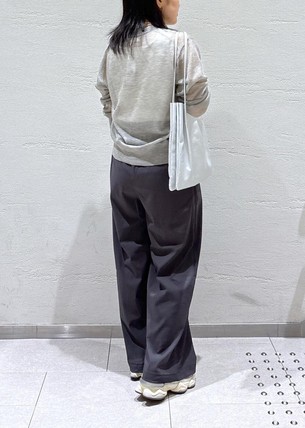 グレー系のカーディガン/ボレロ、グレー系のその他パンツ、シルバー系のトートバッグを着用したレディースの春コーディネートの6枚目の写真