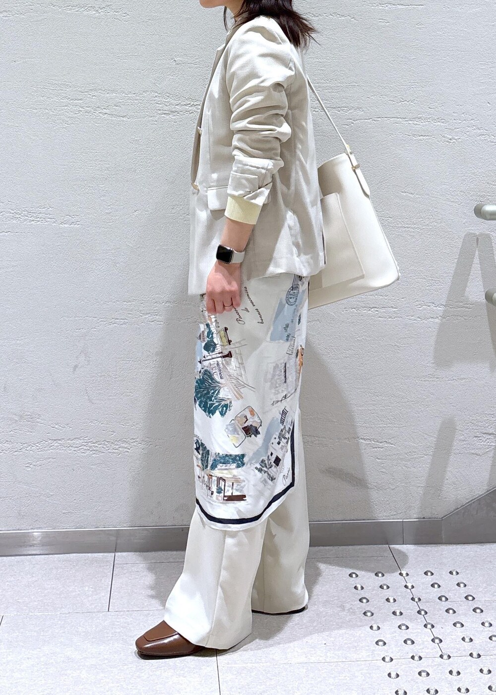 「初春コーデ、春コーデ、お仕事コーデ、お出かけコーデ、女子会コーデ、大人カジュアル、パンツスタイル、体型カバー、カジュアルコーデ、きれいめコーデ、ベーシック、ROPÉ PICNIC、ウェーブ、イエベ春、敏感」|「ROPE' PICNICのスウェットライク刺繍ニットプルオーバー/リンクコーデ(ニット/セーター、イエロー系)」を使った、ko219625koさん(レディース・154cm)の春コーディネートの4枚目の写真