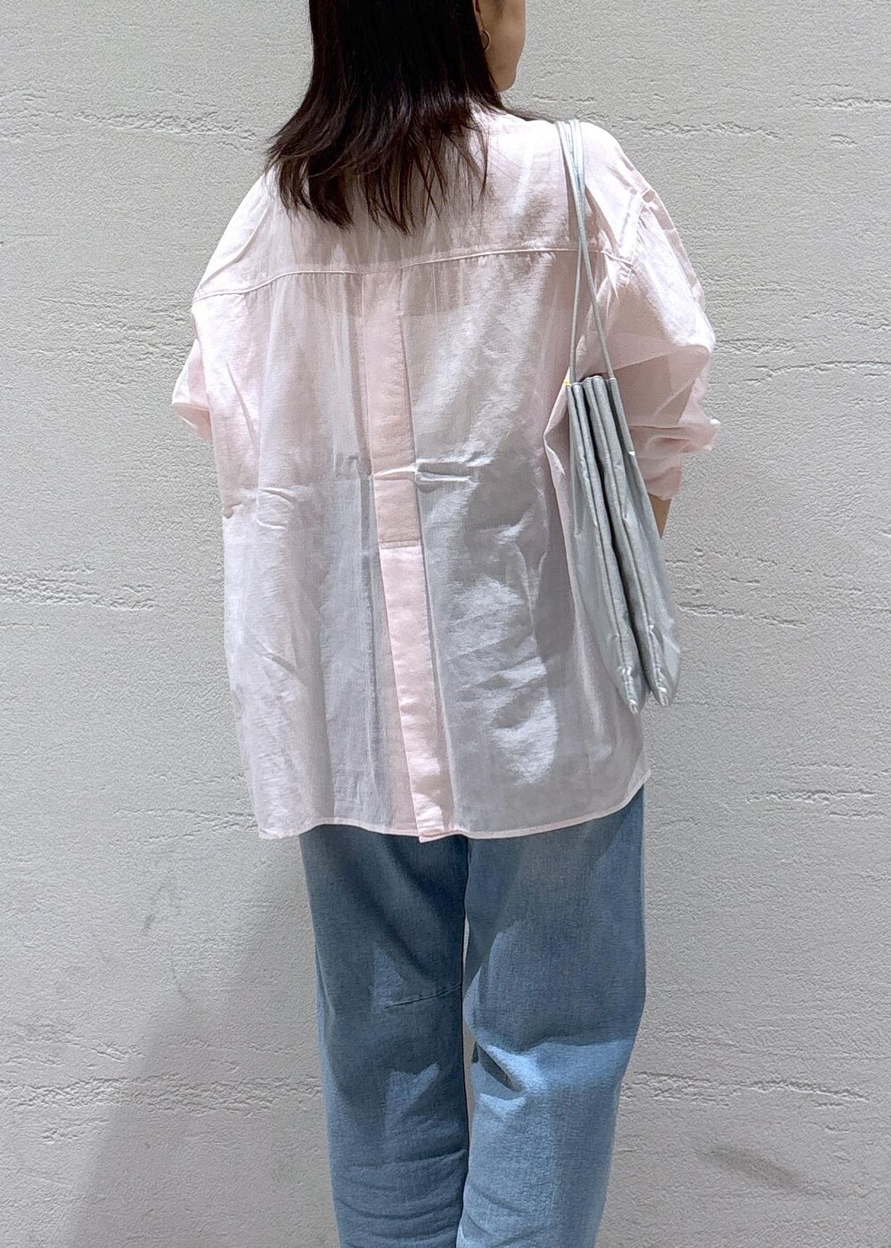 ブラック系のパンプス、ブルー系のデニムパンツ、ピンク系のシャツ/ブラウスを着用したレディースの春コーディネートの7枚目の写真