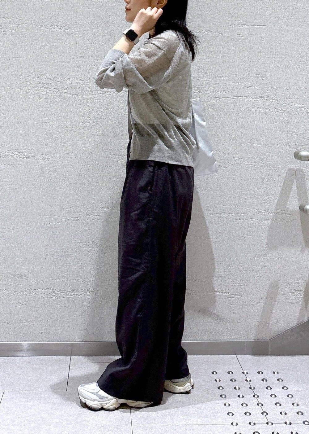 グレー系のカーディガン/ボレロ、グレー系のその他パンツ、シルバー系のトートバッグを着用したレディースの春コーディネートの5枚目の写真