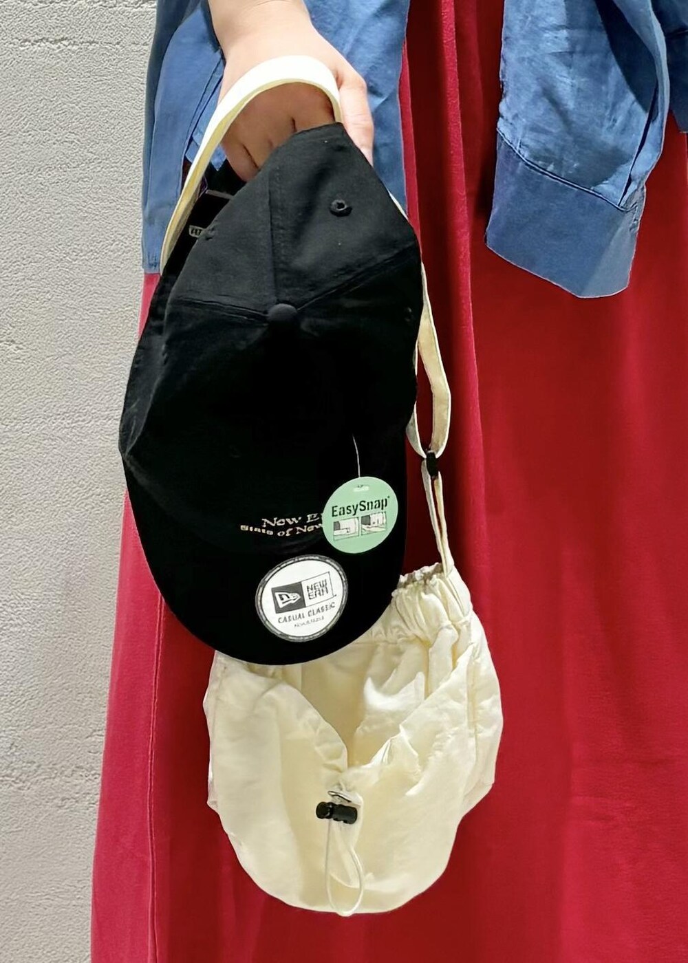 ブルー系のシャツ/ブラウス、ホワイト系のショルダーバッグ、レッド系のワンピースを着用したレディースの春コーディネートの2枚目の写真