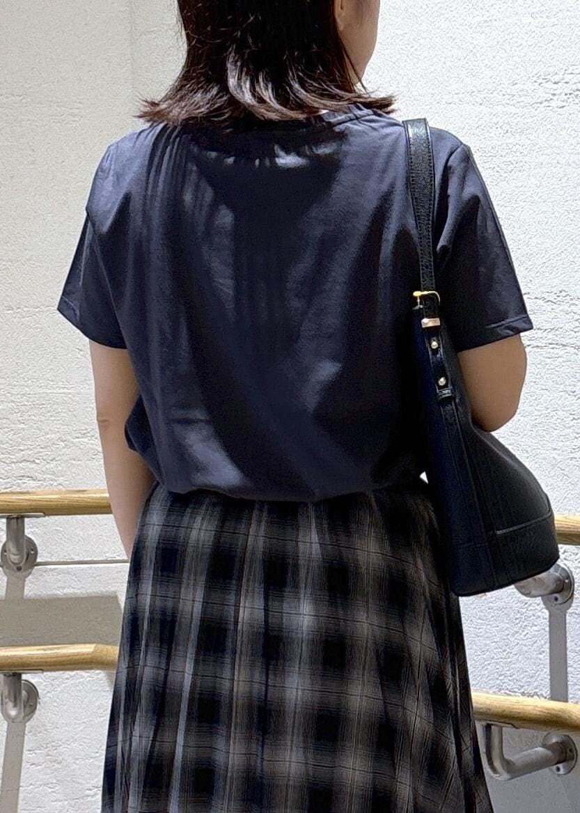 ゴールド系のサンダル、ブラック系のスカート、グレー系のTシャツ/カットソーを着用したレディースの夏コーディネートの6枚目の写真