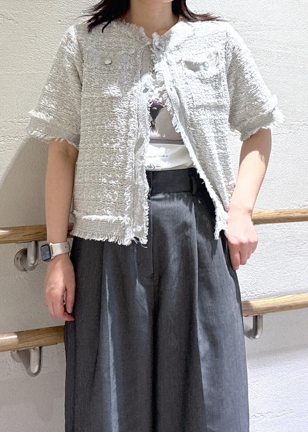 ブラック系のサンダル、ブラック系のショルダーバッグ、ホワイト系のTシャツ/カットソーを着用したレディースの夏コーディネートの6枚目の写真