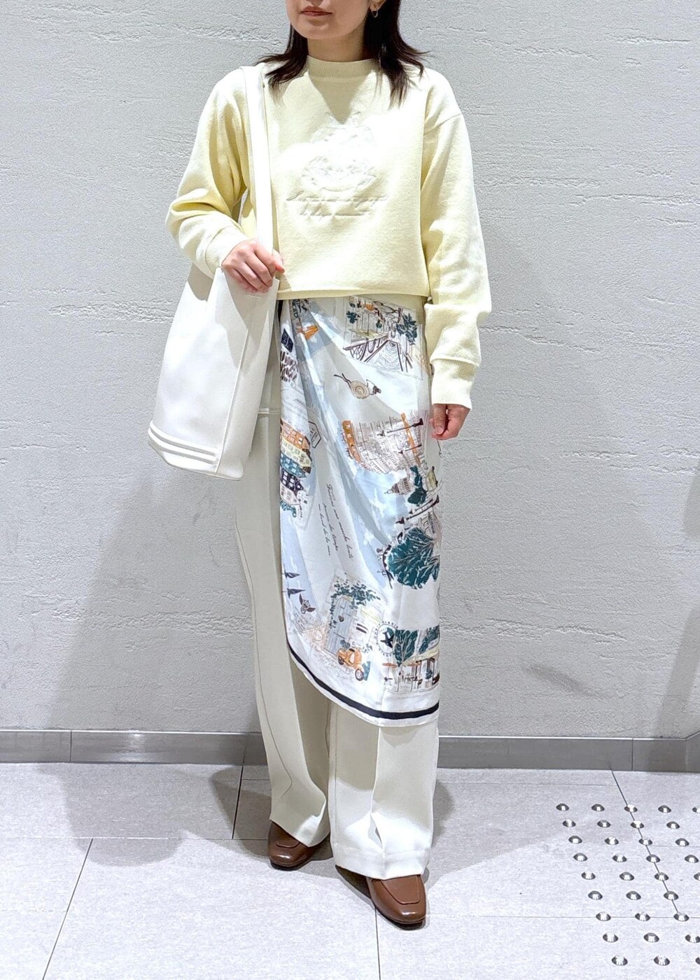 「初春コーデ、春コーデ、お仕事コーデ、お出かけコーデ、女子会コーデ、大人カジュアル、パンツスタイル、体型カバー、カジュアルコーデ、きれいめコーデ、ベーシック、ROPÉ PICNIC、ウェーブ、イエベ春、敏感」|「ROPE' PICNICのスウェットライク刺繍ニットプルオーバー/リンクコーデ(ニット/セーター、イエロー系)」を使った、ko219625koさん(レディース・154cm)の春コーディネートの8枚目の写真