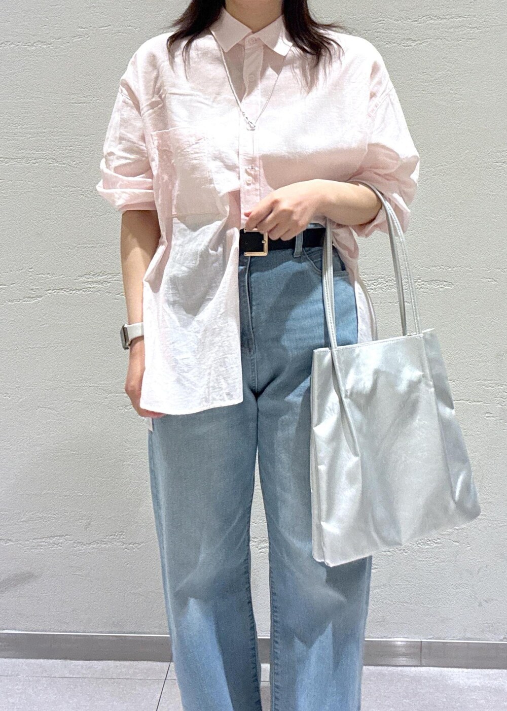 ブラック系のパンプス、ブルー系のデニムパンツ、ピンク系のシャツ/ブラウスを着用したレディースの春コーディネートの5枚目の写真