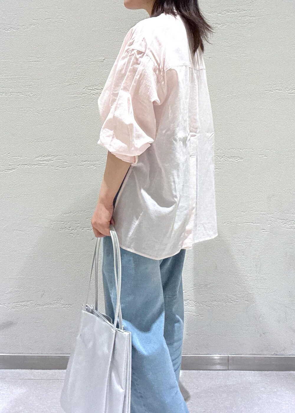 ブラック系のパンプス、ブルー系のデニムパンツ、ピンク系のシャツ/ブラウスを着用したレディースの春コーディネートの6枚目の写真