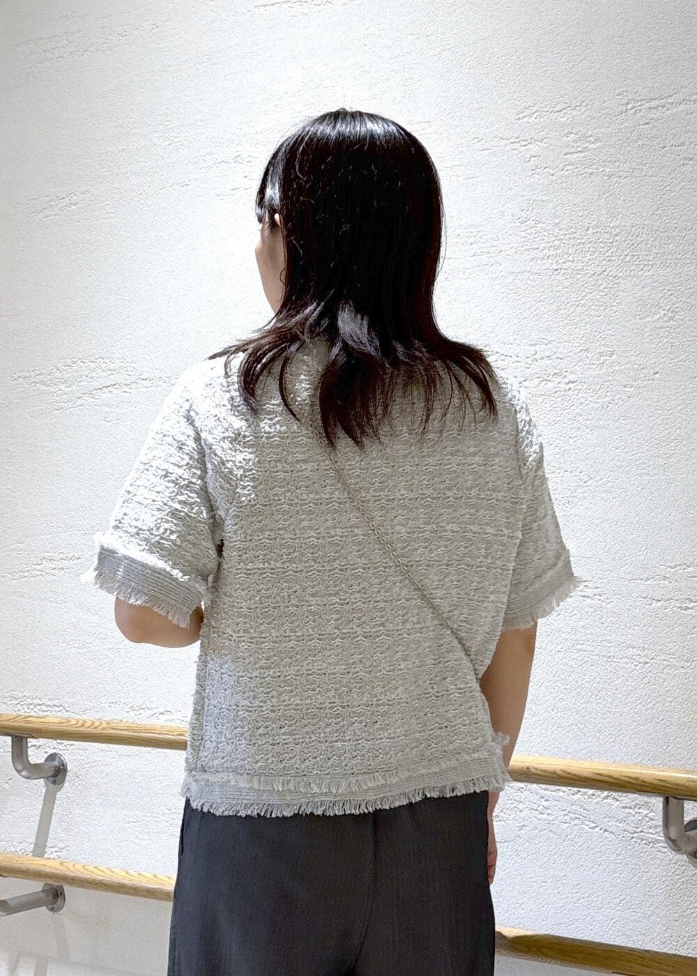 ブラック系のサンダル、ブラック系のショルダーバッグ、ホワイト系のTシャツ/カットソーを着用したレディースの夏コーディネートの7枚目の写真