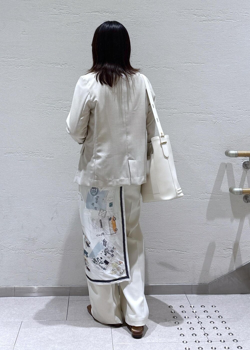 「初春コーデ、春コーデ、お仕事コーデ、お出かけコーデ、女子会コーデ、大人カジュアル、パンツスタイル、体型カバー、カジュアルコーデ、きれいめコーデ、ベーシック、ROPÉ PICNIC、ウェーブ、イエベ春、敏感」|「ROPE' PICNICのスウェットライク刺繍ニットプルオーバー/リンクコーデ(ニット/セーター、イエロー系)」を使った、ko219625koさん(レディース・154cm)の春コーディネートの5枚目の写真