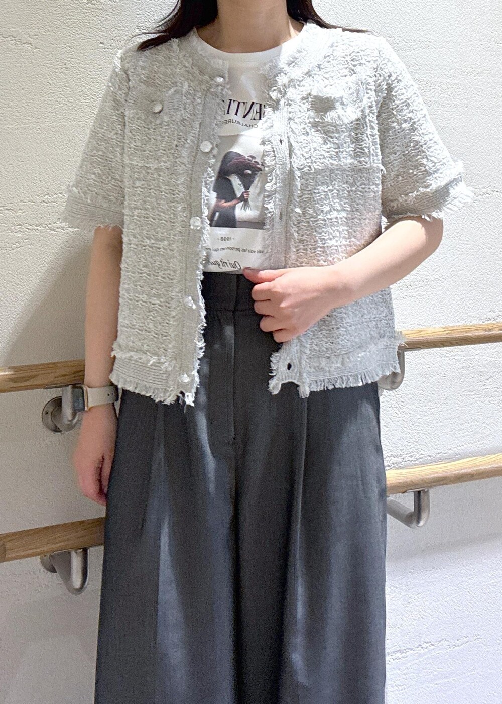 ブラック系のサンダル、ブラック系のショルダーバッグ、ホワイト系のTシャツ/カットソーを着用したレディースの夏コーディネートの5枚目の写真