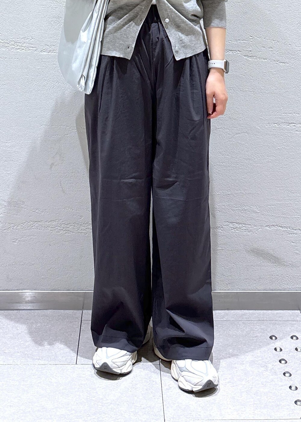 グレー系のカーディガン/ボレロ、グレー系のその他パンツ、シルバー系のトートバッグを着用したレディースの春コーディネートの9枚目の写真