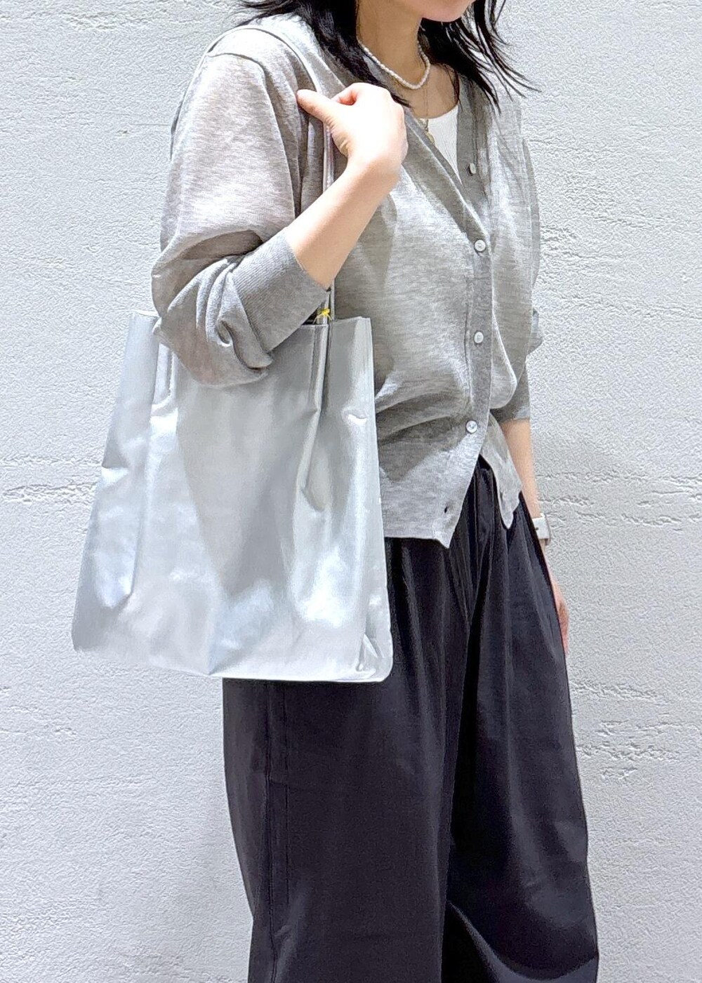 グレー系のカーディガン/ボレロ、グレー系のその他パンツ、シルバー系のトートバッグを着用したレディースの春コーディネートの8枚目の写真