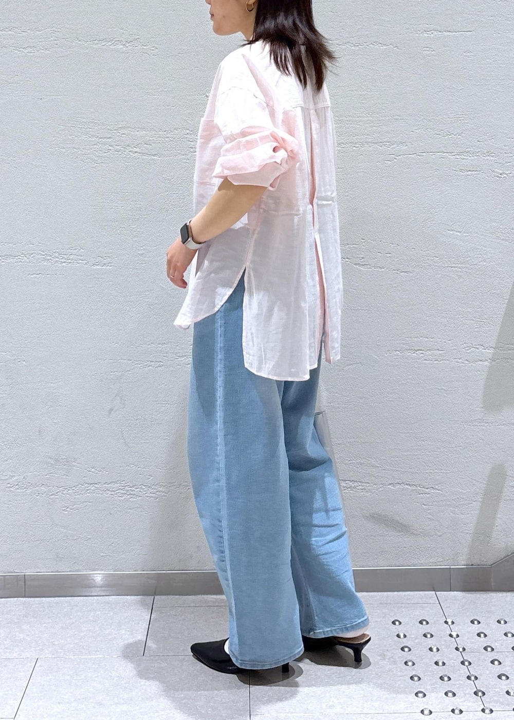 ブラック系のパンプス、ブルー系のデニムパンツ、ピンク系のシャツ/ブラウスを着用したレディースの春コーディネートの3枚目の写真