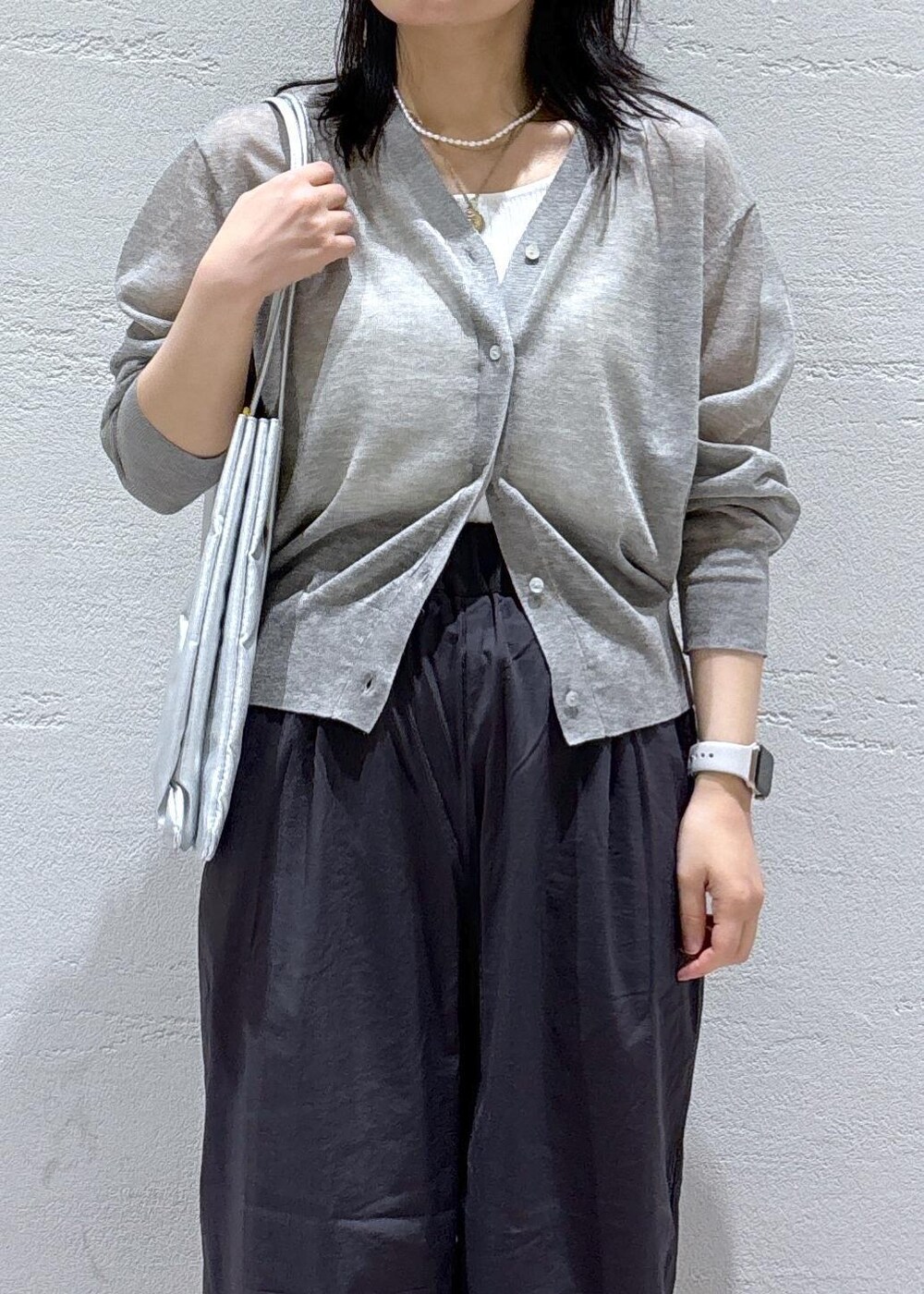 グレー系のカーディガン/ボレロ、グレー系のその他パンツ、シルバー系のトートバッグを着用したレディースの春コーディネートの7枚目の写真