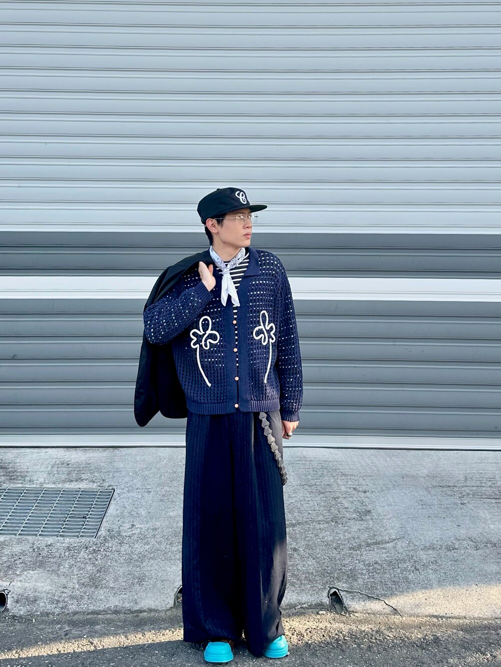 ブルー系のアンサンブル、ブラック系のテーラードジャケット、ブルー系のスラックスを着用したメンズの冬コーディネートの3枚目の写真