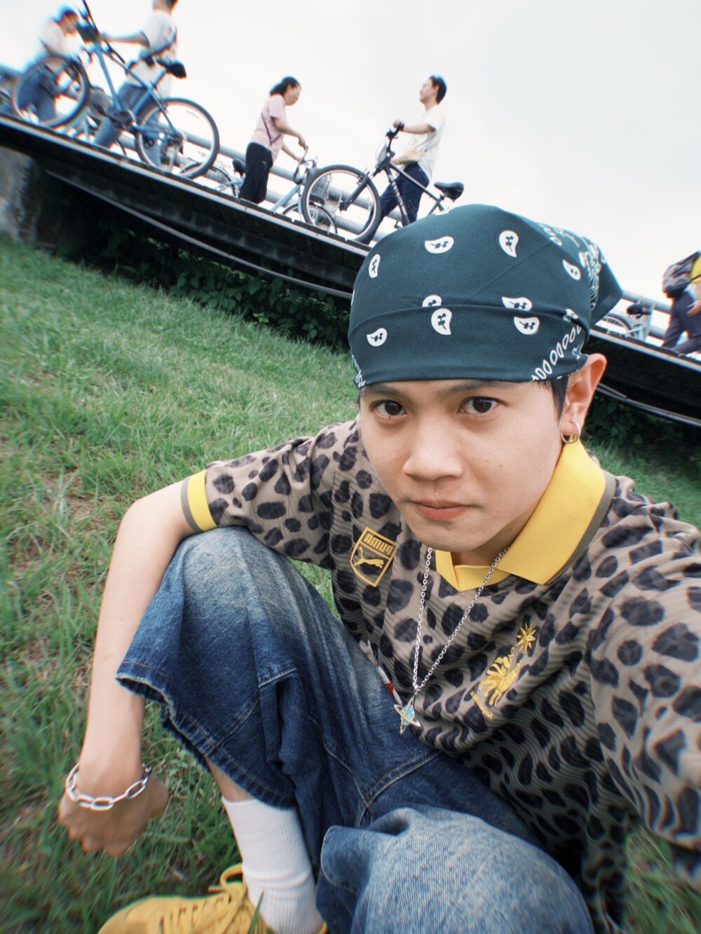 イエロー系のスニーカー、イエロー系のポロシャツを着用したメンズの春コーディネートの3枚目の写真