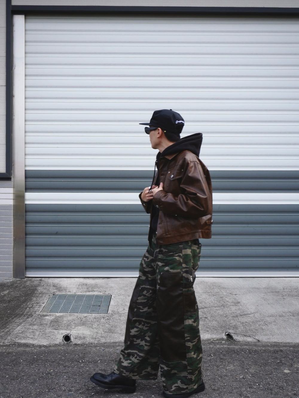 グリーン系のその他パンツ、ブラウン系のジャケット/アウター、ブラック系のパーカーを着用したメンズの冬コーディネートの4枚目の写真