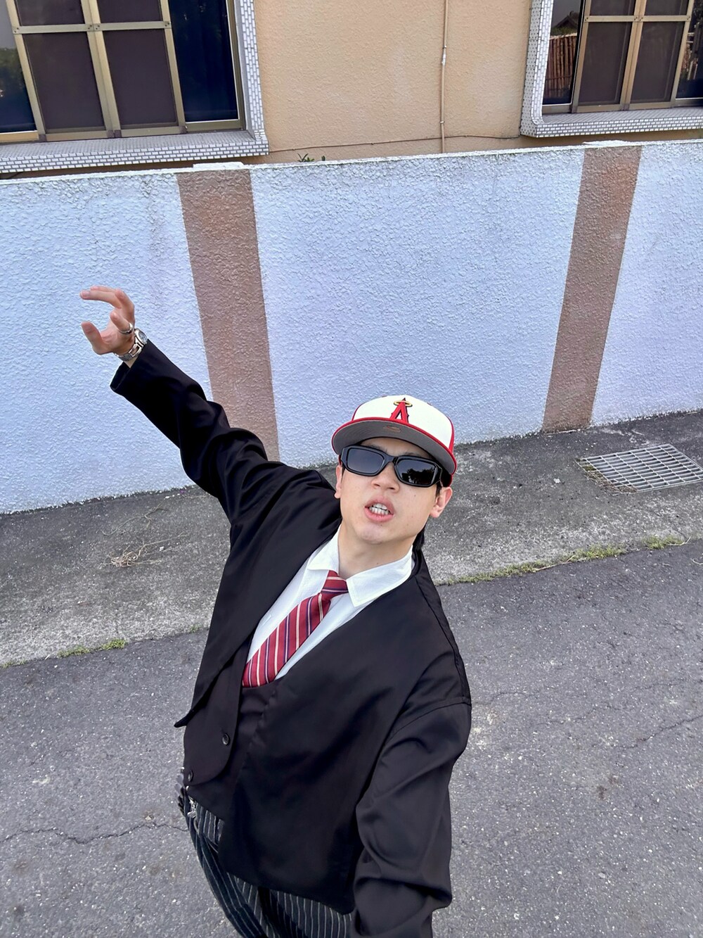 ブラック系のパンツ、ブラック系のテーラードジャケット、ブラック系のスーツベストを着用したメンズの秋コーディネートの5枚目の写真