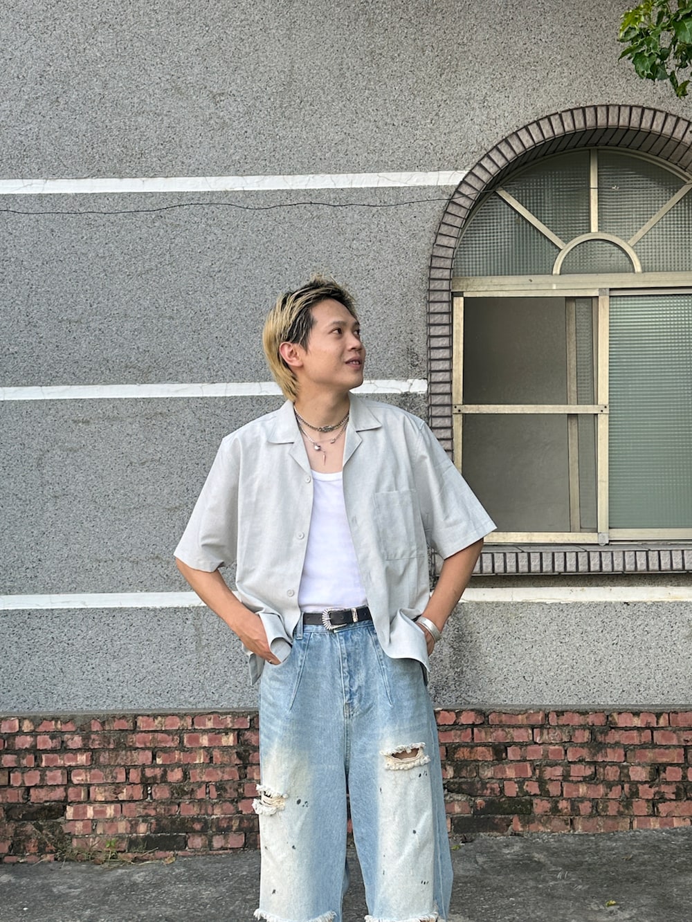 ブルー系のデニムパンツ、ホワイト系のタンクトップ、グレー系のシャツ/ブラウスを着用したメンズの秋コーディネートの5枚目の写真