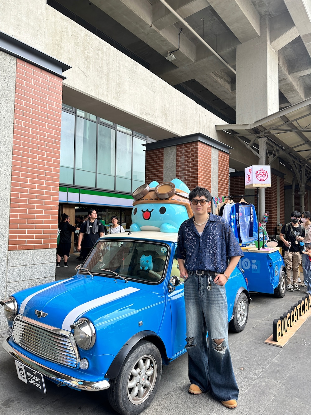 ブルー系のシャツ/ブラウス、ブルー系のデニムパンツ、ベージュ系のブーツを着用したメンズの春コーディネートの5枚目の写真