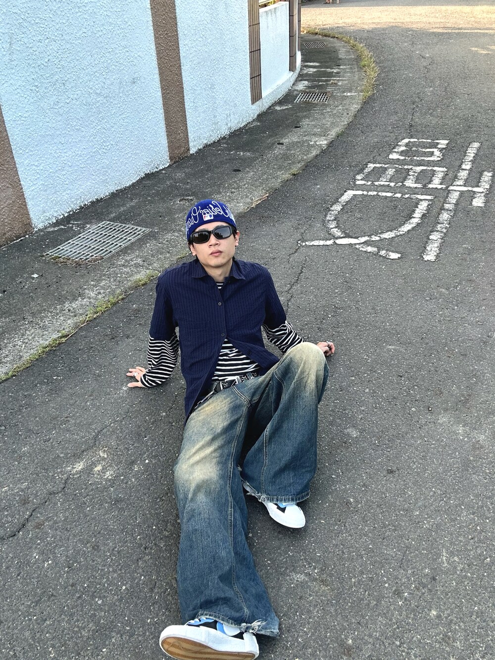 ブルー系のシャツ/ブラウス、ブルー系のスニーカー、ブラック系のベルトを着用したメンズの秋コーディネートの3枚目の写真