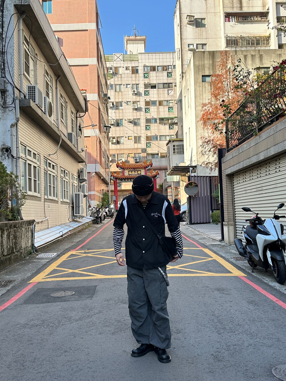 ブラック系のデニムパンツ、ブラック系のシャツ/ブラウス、シルバー系のファッション雑貨を着用したメンズの冬コーディネートの3枚目の写真