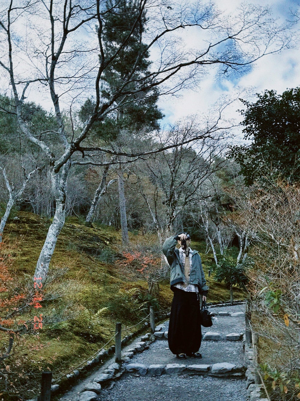 グリーン系のMA-1、ブラック系のトートバッグ、ブラック系のパンツを着用したメンズの冬コーディネートの4枚目の写真