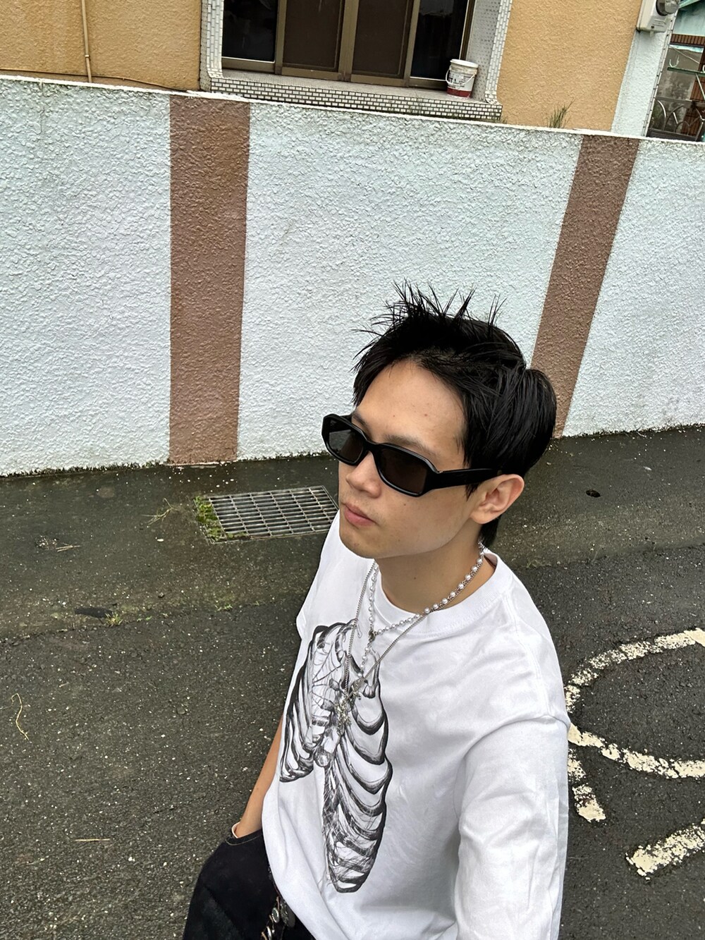 ベージュ系のブーツ、ホワイト系のTシャツ/カットソー、ブラック系のデニムパンツを着用したメンズの秋コーディネートの3枚目の写真