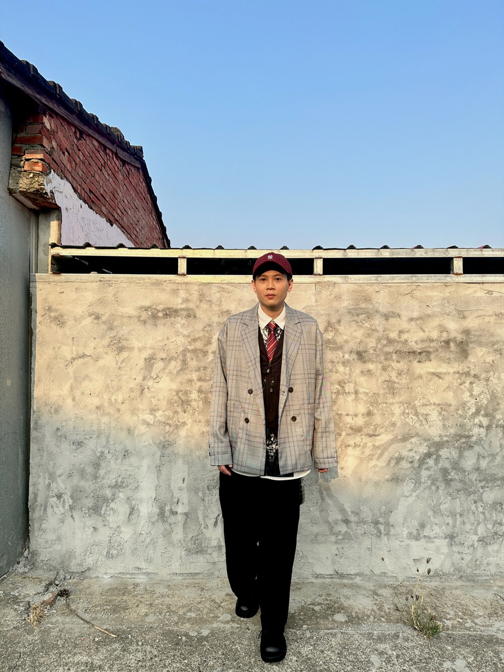 ホワイト系のシャツ/ブラウス、グレー系のテーラードジャケットを着用したメンズの春コーディネートの2枚目の写真