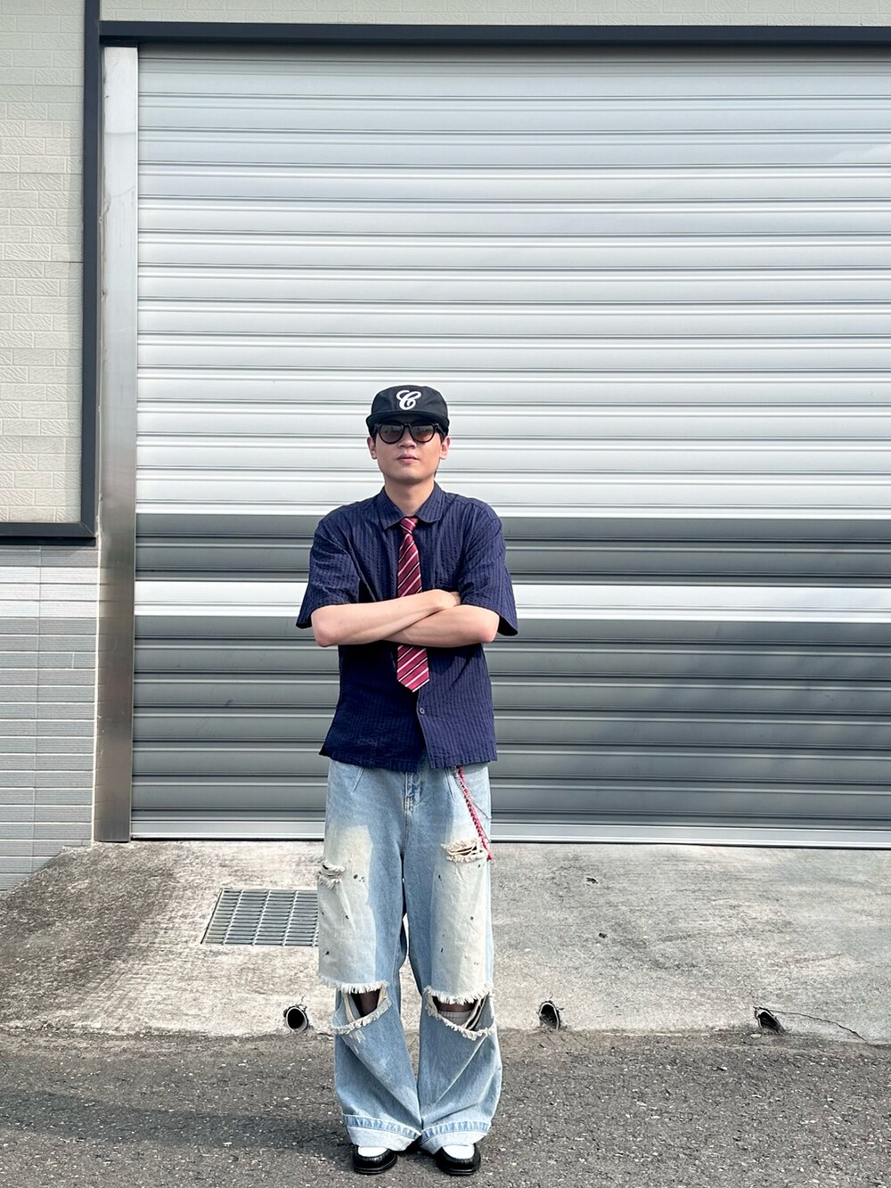 ブルー系のシャツ/ブラウス、ブルー系のデニムパンツ、ブラック系のパンプスを着用したメンズの夏コーディネートの4枚目の写真