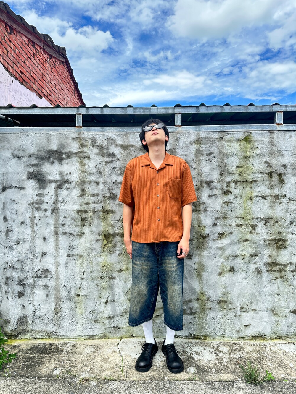 オレンジ系のシャツ/ブラウスを着用したメンズの夏コーディネートの2枚目の写真