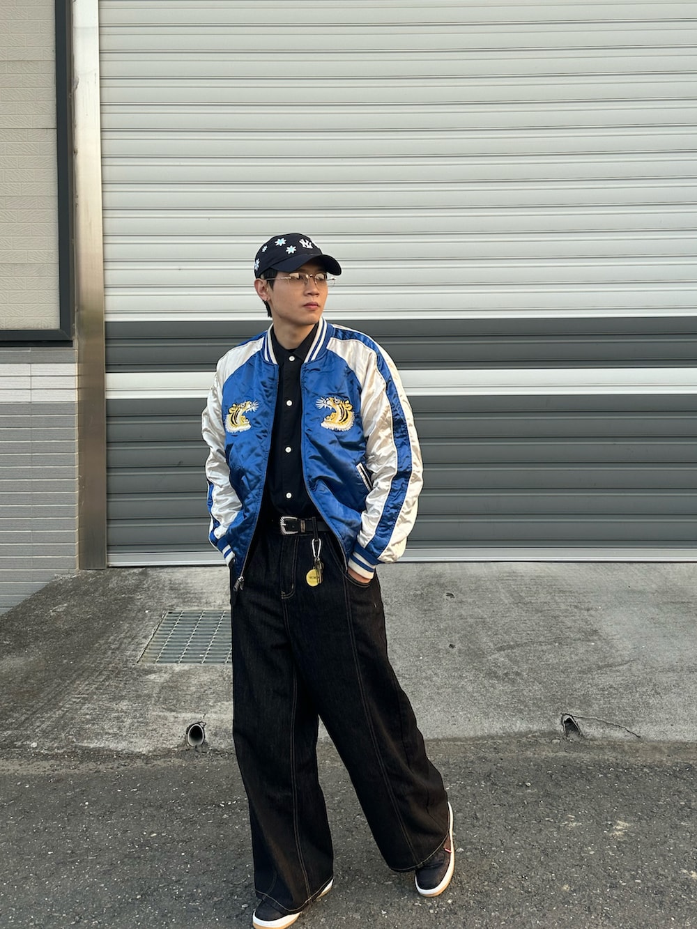 ブラック系のシャツ/ブラウス、ブラック系のスカジャン、ブラック系のデニムパンツを着用したメンズの冬コーディネートの2枚目の写真