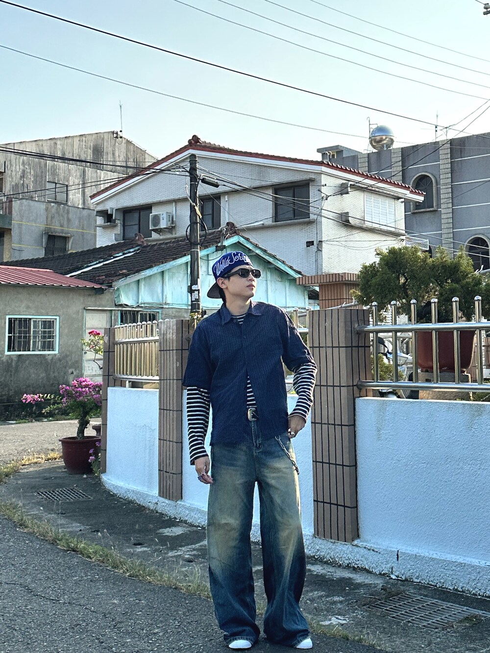 ブルー系のシャツ/ブラウス、ブルー系のスニーカー、ブラック系のベルトを着用したメンズの秋コーディネートの2枚目の写真