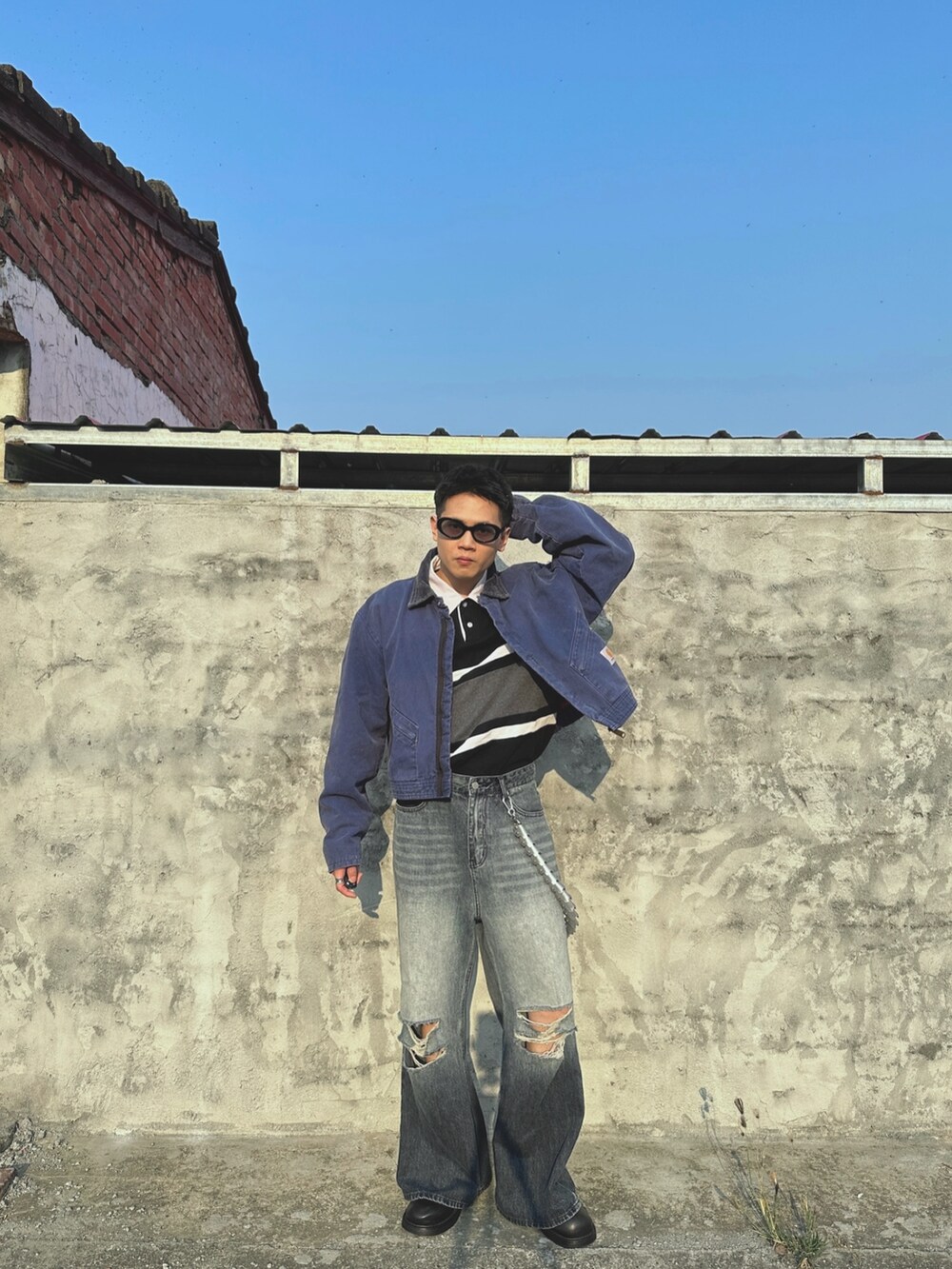 ブルー系のデニムパンツ、ブラック系のポロシャツ、ブルー系のジャケット/アウターを着用したメンズの春コーディネートの2枚目の写真