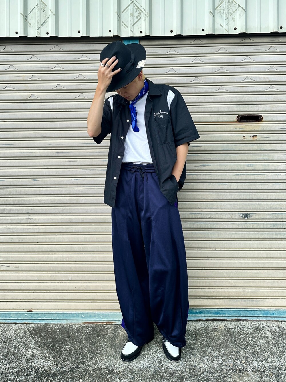 ブルー系のその他パンツ、ブラック系のパンプス、ブラック系のシャツ/ブラウスを着用したメンズの夏コーディネートの3枚目の写真