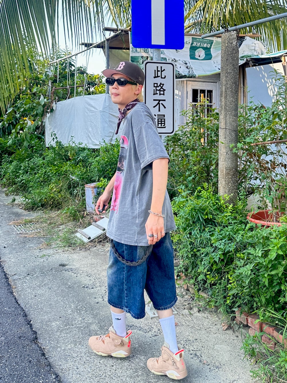 ブラウン系のスニーカー、ブラウン系の帽子を着用したメンズの夏コーディネートの2枚目の写真