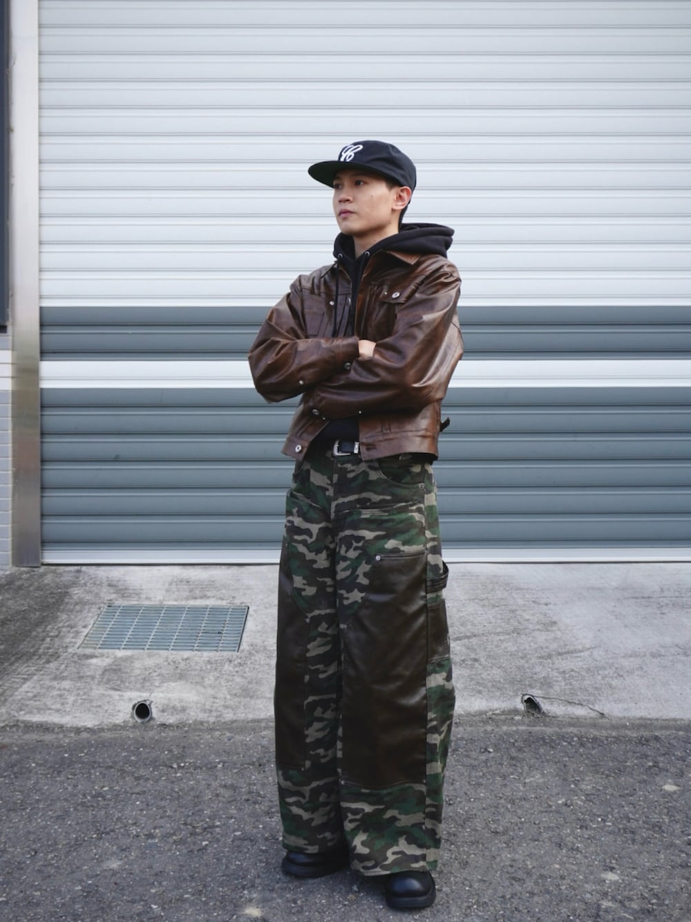 グリーン系のその他パンツ、ブラウン系のジャケット/アウター、ブラック系のパーカーを着用したメンズの冬コーディネートの2枚目の写真