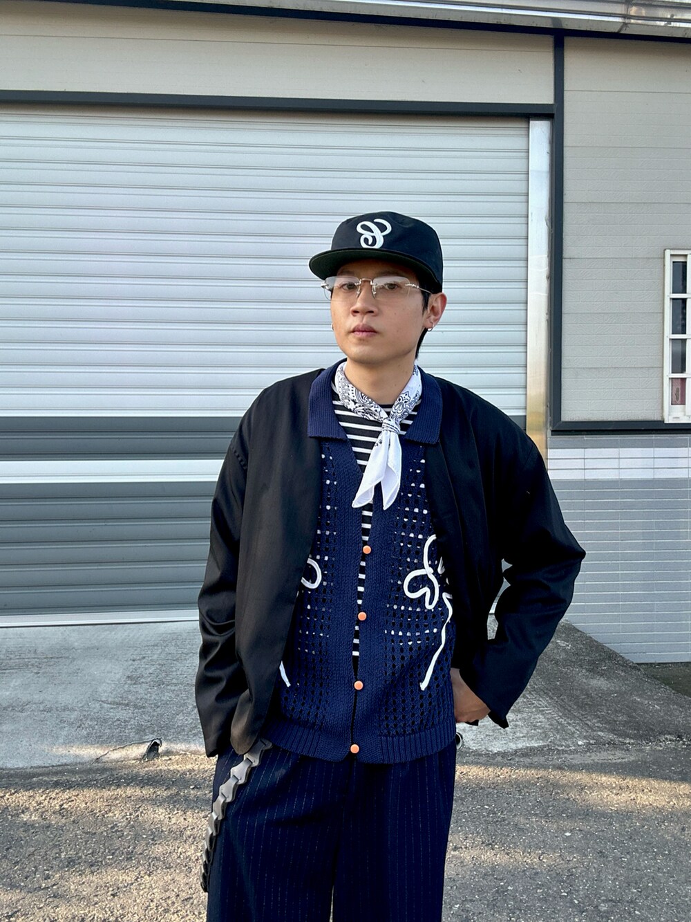 ブルー系のアンサンブル、ブラック系のテーラードジャケット、ブルー系のスラックスを着用したメンズの冬コーディネートの5枚目の写真