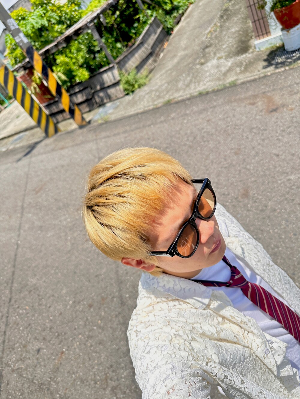 オレンジ系のパンツ、ホワイト系のTシャツ/カットソー、ベージュ系のシャツ/ブラウスを着用したメンズの夏コーディネートの4枚目の写真