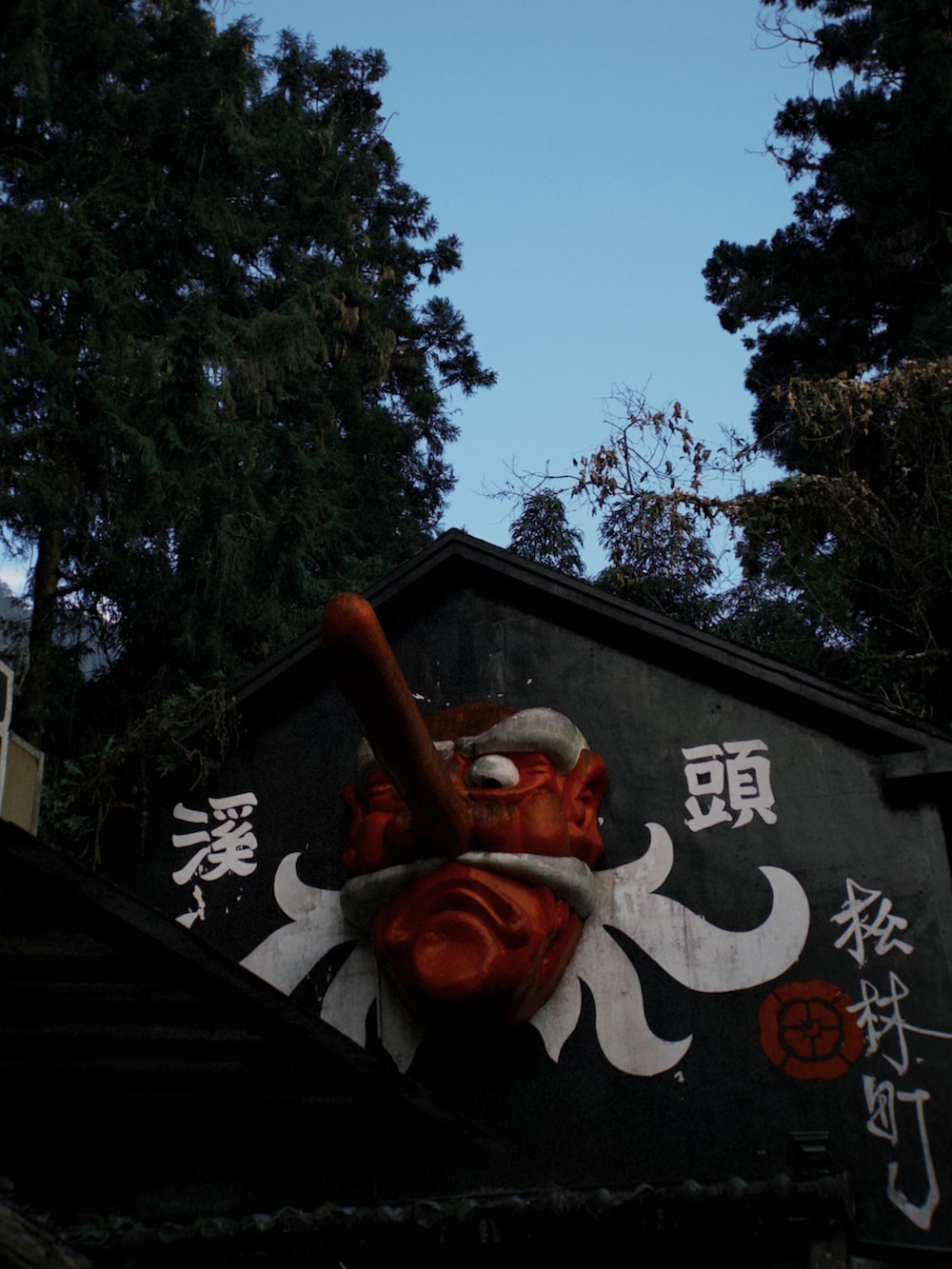 レッド系のシャツ/ブラウス、グリーン系のMA-1、ブラック系のトートバッグを着用したメンズの冬コーディネートの4枚目の写真