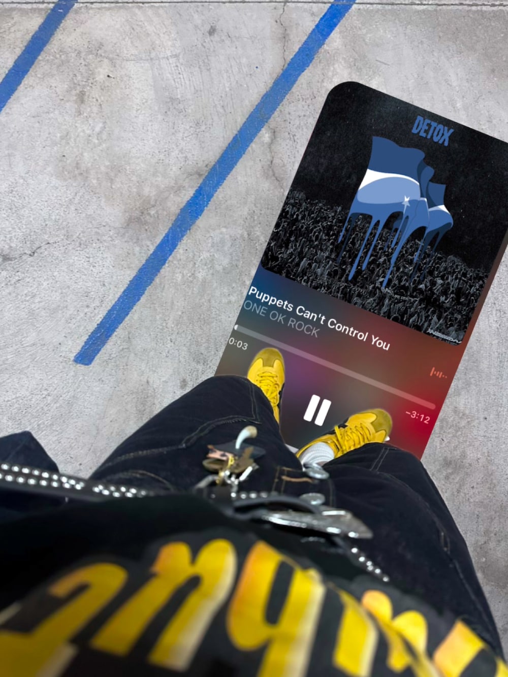 イエロー系のスニーカー、ブラック系のデニムパンツ、ブラック系の帽子を着用したメンズの春コーディネートの4枚目の写真