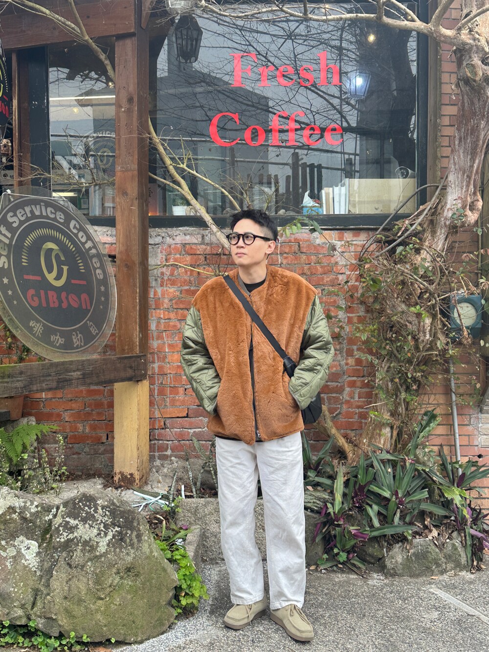 グリーン系のモッズコート、ホワイト系のデニムパンツ、グリーン系のシューズを着用したメンズの春コーディネートの2枚目の写真