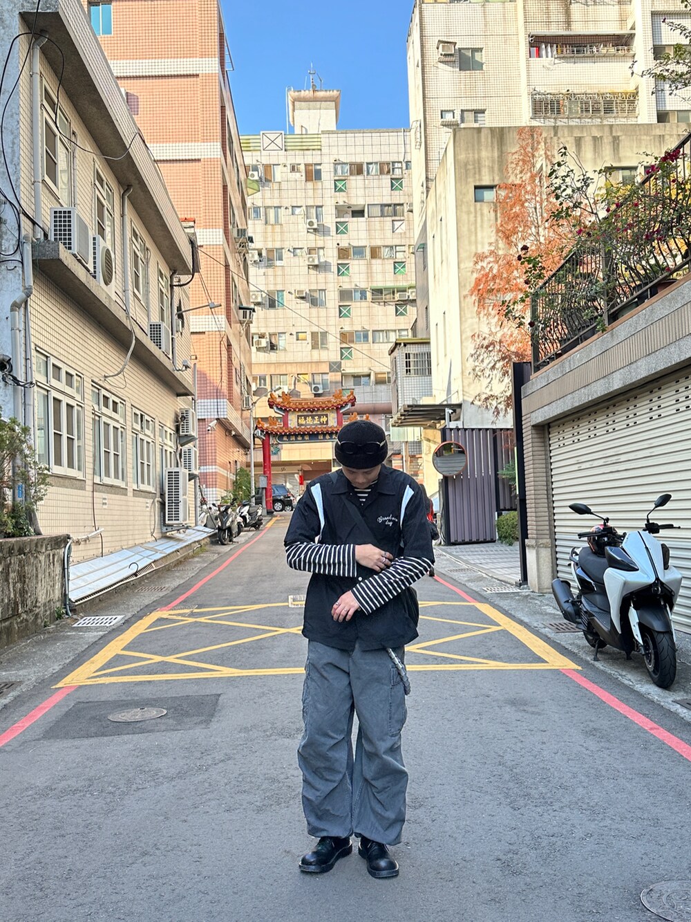 ブラック系のデニムパンツ、ブラック系のシャツ/ブラウス、シルバー系のファッション雑貨を着用したメンズの冬コーディネートの2枚目の写真