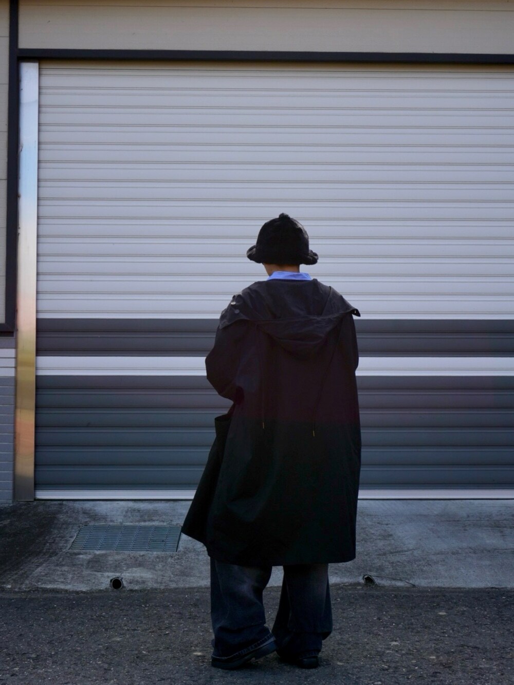 ブルー系のニット/セーター、ブラック系のハットを着用したメンズの冬コーディネートの4枚目の写真