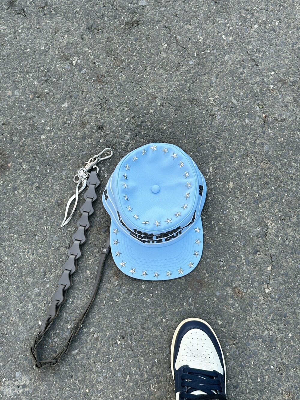 ブルー系のアンサンブル、ブラック系のデニムパンツ、シルバー系のアクセサリーを着用したメンズの秋コーディネートの3枚目の写真