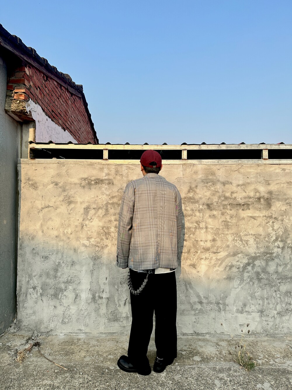 ホワイト系のシャツ/ブラウス、グレー系のテーラードジャケットを着用したメンズの春コーディネートの4枚目の写真