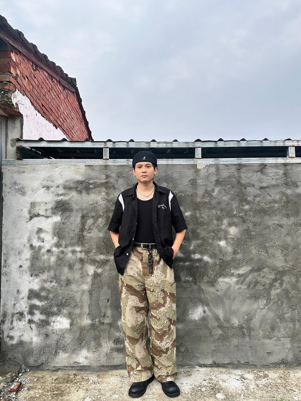 ブラック系のシャツ/ブラウス、ブラック系のキャップ、シルバー系のファッション雑貨を着用したメンズの春コーディネートの2枚目の写真